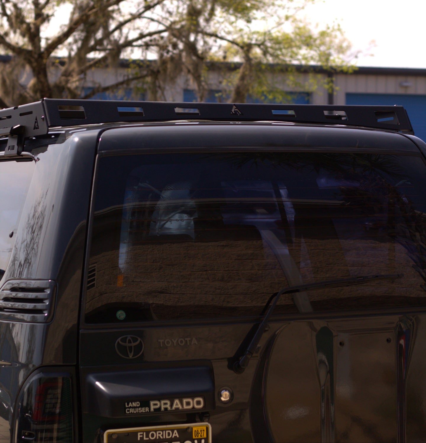 Rust-resistant black powder-coated aluminum roof rack for Toyota Prado 1996-2002 models.