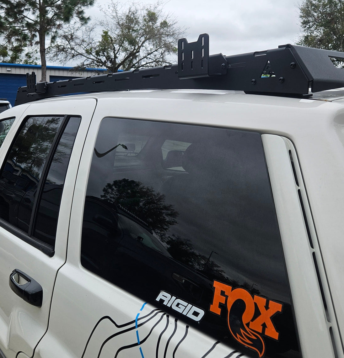 Premium black aluminum roof rack designed for Jeep Grand Cherokee WJ models from 1998 to 2004.